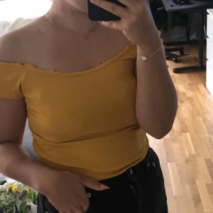 topp - Söt liten topp 💛 offshoulder, väldigt strechig och bekväm. Sparsamt använd