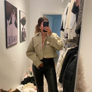 Oversized jacka beige - Säljer den då den aldrig har kommit till användning, nypris 900kr