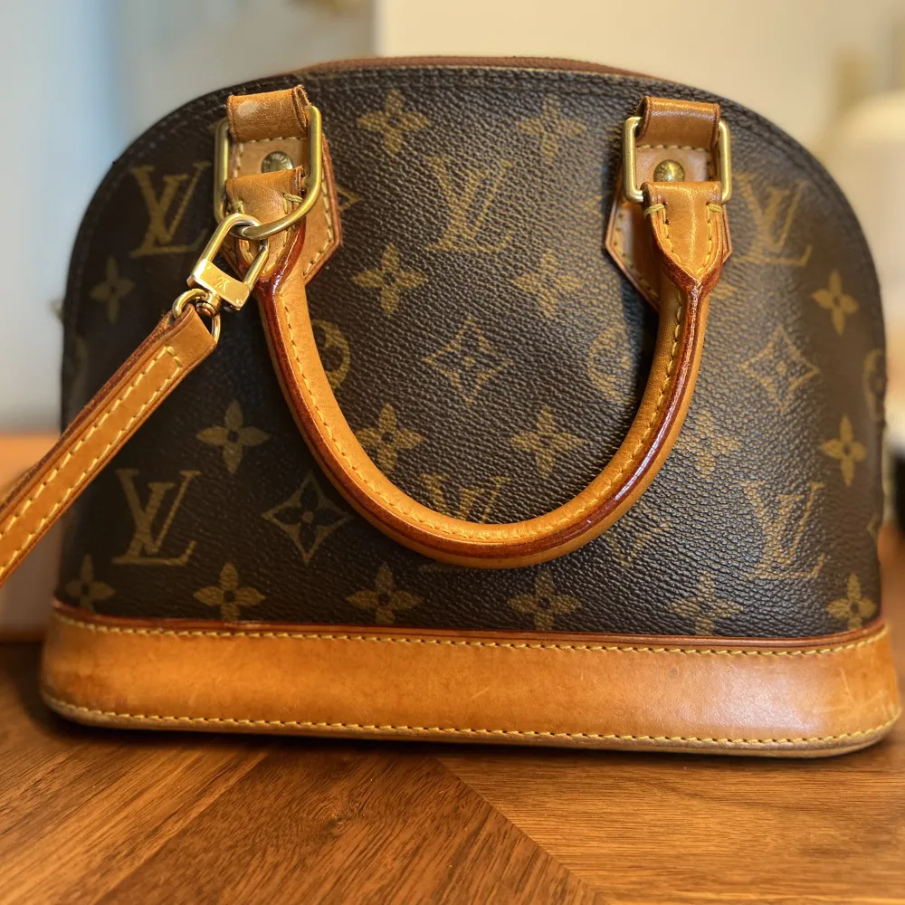 En skönhet ifrån Louis Vuitton som Jag använt sparsamt.  Orginal kvittot medföljer i en liten LV Box.  Går bra att hämta i Malmö, Hos mig om man önskar avhämtning. . Väskor.