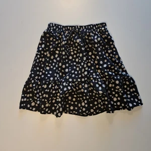 Prikig kjol - JÄTTESÖT svartvit prikig kjol!💕 Resorband och snören vid midjan, stl s och i jättebra skick!