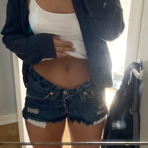 Levis jeansshorts lågmidjade lowwaist - Perfekta jeansshorts till sommaren. Lågmidjade och i storlek 28 i midjan men passar en S/36 perfekt eller lite oversized på en mindre storlek. Kan självklart skicka fler bilder!