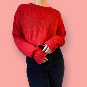 En kort röd stickad tröja i storlek S köpt hos H&M för många år sedan och är i bra skick! Väldigt mjuk och soft textil samt skön att ha på sig. (100% Akryl)