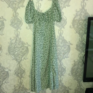 Grön blommig sommarklänning  - Jätte fin oh perfekt för sommaren 