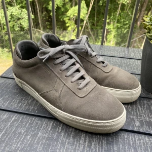 Arigato platform sneacker - Ett par trendiga arigato skor i bra skick👍🏻bris går att diskuteras! Tar emot byten👍🏻