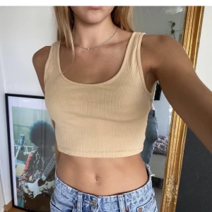 Beige top - (Publicerar igen pga oseriös köpare) Jättefint beige linne från ginatricot i storlek XS! Jättebra skick och så fint nu i sommar💞🌸