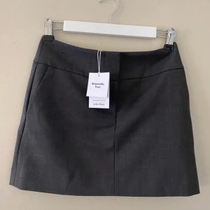 Mini kjol & Other Stories - Mini kjol mörkgrå!