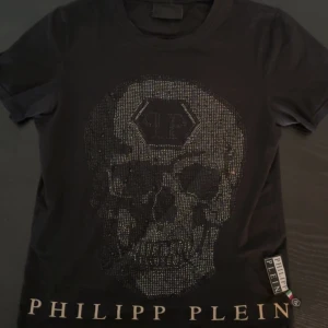 Philipp plein  - Äkta pp t-shirt 5500 pris kan diskuteras vid snabb affär 
