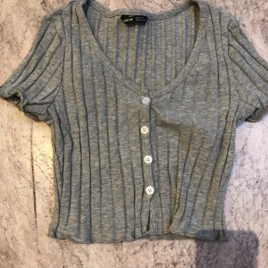 Grå topp - Köpt för ca 2 år sedan inget fel på plagget kommer bara inte till användning ✨💗