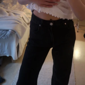 Loose jeans  - Säljs då de inte används längre! Jag är 1,71 och de passar precis i längden. Nypris 599, säljer för 100 kr. Inga tydliga defekter, men lite urtvättade. Köparen står för frakt! Modellen "90s straight." Jag har 34-36 i jeans och dessa passar bra på mig! 