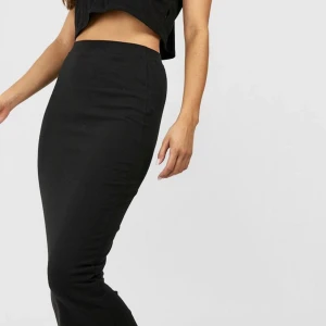 Lång kjol  - Säljer denna svarta lång kjol från Boohoo i storlek 36 pga av att den sitter lite tight och lite kort i benen jag är vanligtvis en S och är 172cm lång