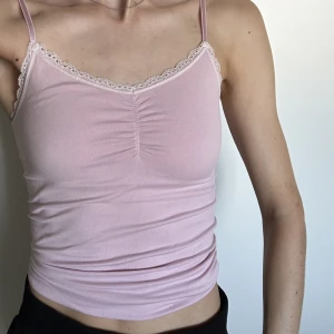 Trendigt rosa spetslinne - Jättefint Spetslinne från Victoria’s secret i nyskick, storlek xs!❤️