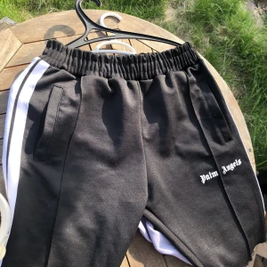 Palm angels shorts - Det är ett par Palm angels shorts säljer pågrund för små, perfekta nu för sommaren Skick 9/10 Nypris 1199kr