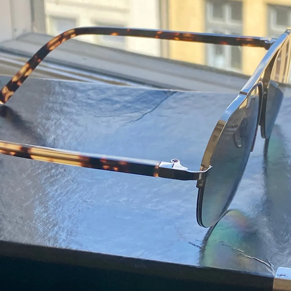 Smarteyes – De la Sol H488  Knappt använda i väldigt fint skick (utom en liten repa på det högra glaset).  Pilotbrillor i metall, bågar i acetat.  Glasbredd: 55 mm. Bryggstorlek: 15 mm. Skalmlängd: 145 mm.  Hämtas i Stockholm, Vasastan. Eller skickas.. Accessoarer.