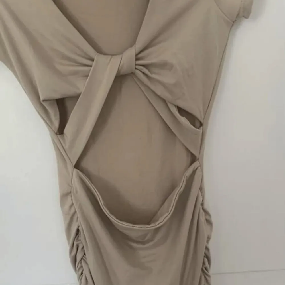 Säljer denna jätte fina klänningen som passar skit bra till sommaren från shein för 120kr ordinarie pris 149kr 💕. Klänningar.