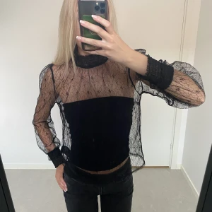 Svart spetsblus  - Svart snygg spetsblus med hög hals🖤🖤