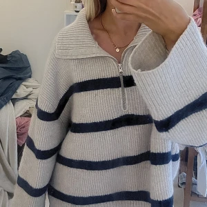 Weekday stickad zip up - En stickad zip up från weekday i strl M! Jag är 171 cm lång! Rymlig & bekväm! Nypris är över 500 kr 🤍 PERFEKT SKICK & inte nopprig💕💕💕