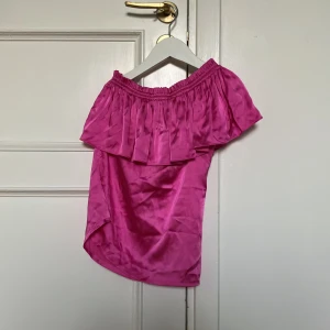 Vesna w blus ❤️ - Säljer min vesna w blus då den blivit för liten, har nästan aldrig använt den💕priset är mellan 1000-1500❤️ den passar ungefär mig ändå lite liten så jag skulle säga xs