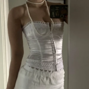 Vit korsett  - Storlek S! Kan justeras med knytningen 