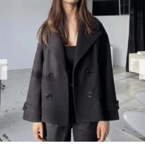 Design by si kappa - Säljer nu min jättefina svarta kappa från design by si💕 Säljer då jag köpte jackan men inte haft användning av den. Kappan är i nyskick💕💕Kom privat för fler bilder😋