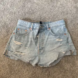 Säljer ljusblå jeansshorts från hm som blivit för små. 