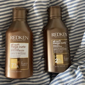 Redken All soft mega curls  - Köpte detta schampot i hopp om att det skulle funka till mitt hår men tyvärr gjorde det ej det. Använd en gång kan visa kvitto på köpet vid begäran. 300 ml på båda :)