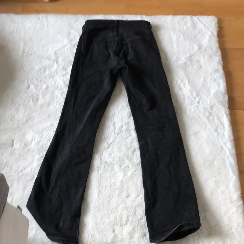 Ett par svarta jeans med en lite urtvättad färg vilket gör den jättefin, den är i ett bra skick❤️. Jeans & Byxor.