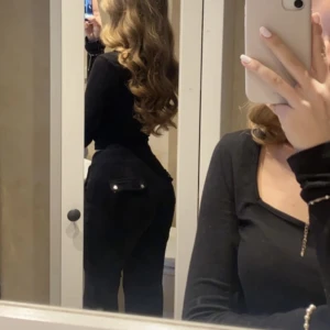 Svarta jucie byxor - Säljer mina svarta jucie couture byxor för att de inte kommer till användning lika mycket:/ finns inga defekter på dom så dom är som nya🥰 de är storlek xs och jag är 166 cm lång å de sitter bra på mig❤️ skriv om ni vill ha mer information🥰 priset kan disku