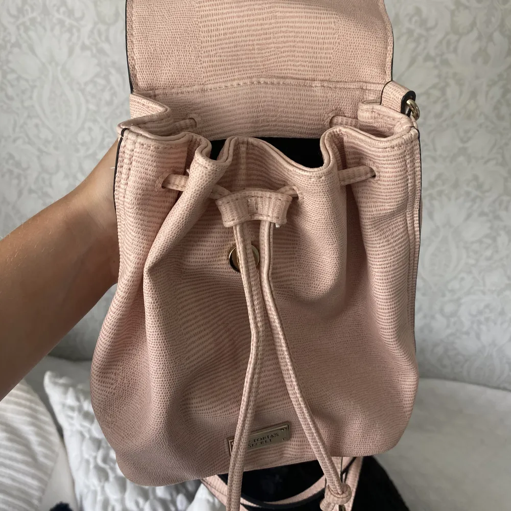 Supersöt mini-ryggsäck från Victoria’s secret💗🤍knappt använd så i väldigt fint skick! (Köpt för ca 400kr). Väskor.