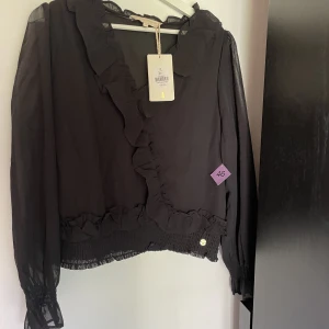 Svart blus - Fin svart blus som aldrig är använd