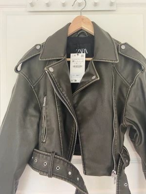 Trendig Zara jacka - Tuff och trendig Zara jacka i storlek M med prislapp på. I nyskick då den aldrig använts