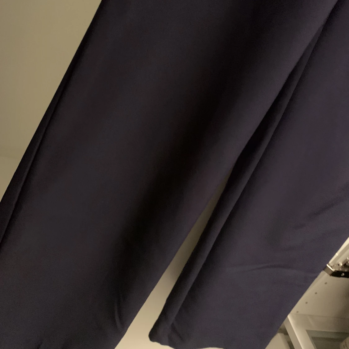 Marinblå kostymbyxor från Bikbok. - 90