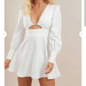 Säljer min vita student klänning då den inte kommer komma till mer användning, köparen står för frakt 