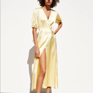 Zara Yellow Wrap Dress - Inga anmärkningar eller defekt  Endast använd vid ett tillfälle 100% polyester 