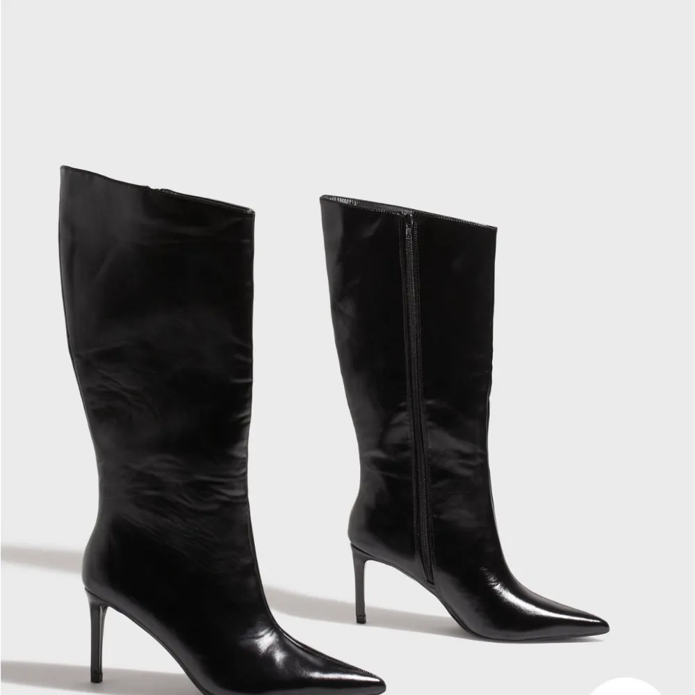 Snygga boots endast använda en gång! Har dragkedja, spetsig tå och 8,5 cm i klackhöjd. Säljer för kommer inte till användning. . Skor.