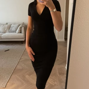 Klänning  - Svart halv lång klänning från zara oanvänd storlek med polo krage