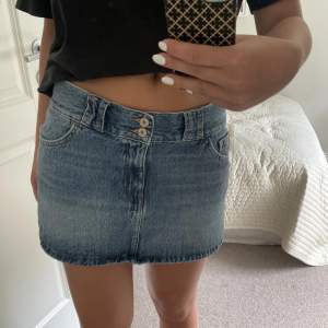 Intressekoll på min lågmidjade jeans kjol från Pull&Bear! Slutsåld så säljer endast vid bra pris! 💗💗Tryck inte på köp nu då jag endast kommer sälja vid bra pris och inte priset som står! 💗💗