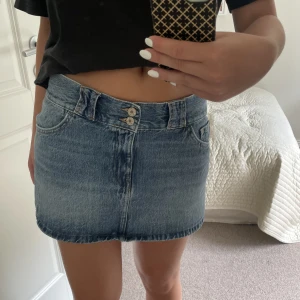 Kjol - Intressekoll på min lågmidjade jeans kjol från Pull&Bear! Slutsåld så säljer endast vid bra pris! 💗💗Tryck inte på köp nu då jag endast kommer sälja vid bra pris och inte priset som står! 💗💗