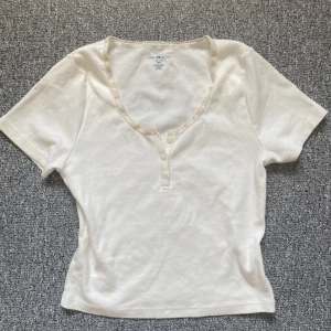 Brandy Melville topp - Söt Brandy Melville topp som jag har aldrig använt, för att den har inte passat mig. Den har inga defekter eftersom jag inte har använt den :) skriv privat om du vill ha mer information :D