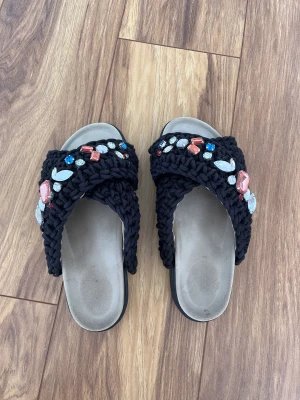 INUIKII tofflor - Intressekoll på ett par nya INUIKII tofflor. Använda sparsamt. Nyrpis 2300kr! 