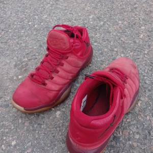 Jordan 11 Retro Mocka Stl 44  - Okej skick, ngt slitna drf billiga. 