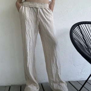 Linnebyxor Zara - Såå fina och assköna ”linnebyxliknande” byxor från zara! Knappt använda så i toppenskick och väldigt långa i benen( för långa på mig som är 179) men går så klart att det blekt sy upp! Har dem nedvikta på bilden men har både snörning och fickor!💗💗