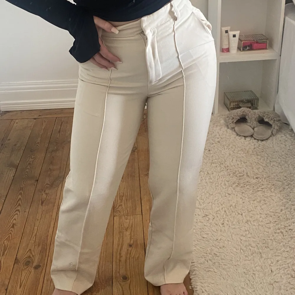 Beige kostymbyxa från NAKD, använd fåtal gånger med små fläckar på baksidan av byxorna💗. Jeans & Byxor.