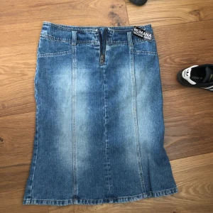 Vintage kjol  - Säljer denna jättefina vintage kjolen som är köpt på humana. Är inte säker på storleken men jag har storlek 28 och den är lite stor för mig. Den är lång och super fin! ❤️