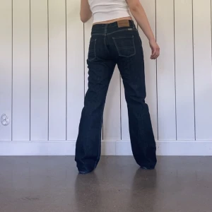 Batistini jeans - Najs jeans! Midjemåttet rakt över är 38cm och jag är 1,67cm lång