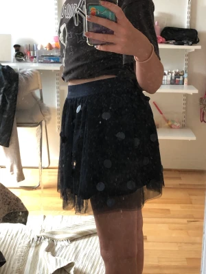 Blå paljettkjol - Säljer denna kjol för att det inte riktigt är min stil längre, inget tecken på slitage. Är i strl 146/152 man passar även större storlek pga att den har resorband i midjan. Passar typ 10-13 år.  OBS: är inte smutsig, det är spegel som är😊