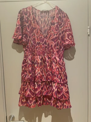 Mönstrad klänning  - Underbar klänning från Zara, Något liten i storleken 