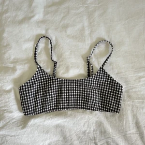 Trendig rutig bikiniöverdel - Säljer denna rutiga bikiniöverdel i mycket bra skick, storlek xs!💖