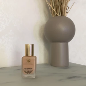 Estēe Lauder Foundation  - Ordinarie pris 570kr Säljer för 70 kr ! Innehåller lite mindre än halva :)