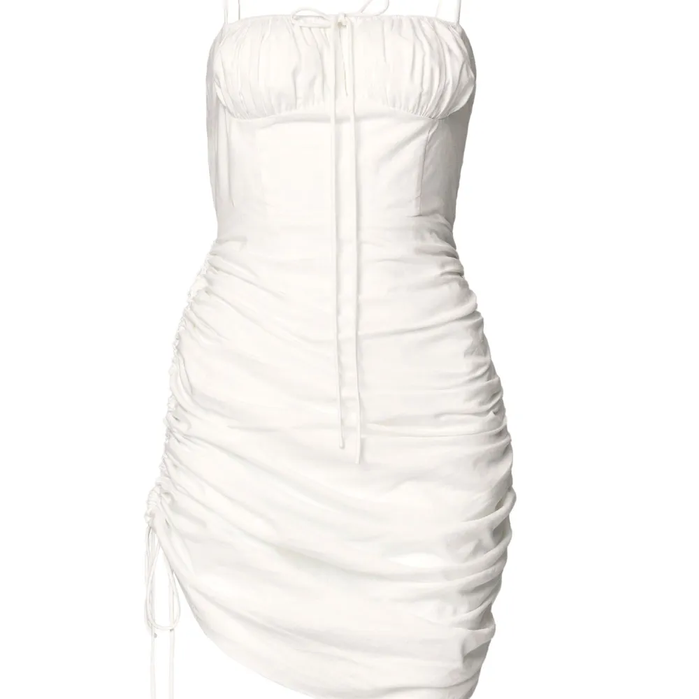 Säljer nu min vita fina adooreklänning i storlek XS/34 då den ej kommer till användning. Använd 2ggr och är som ny!. Klänningar.