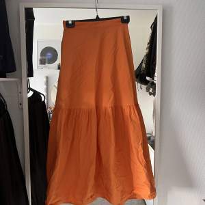 Lång kjol med dragkedja på sidan från Lindex🌸✨  För liten för mig så kan inte vissa hur den sitter på🧡 första bilden är mer lik färgen på kjolen✨